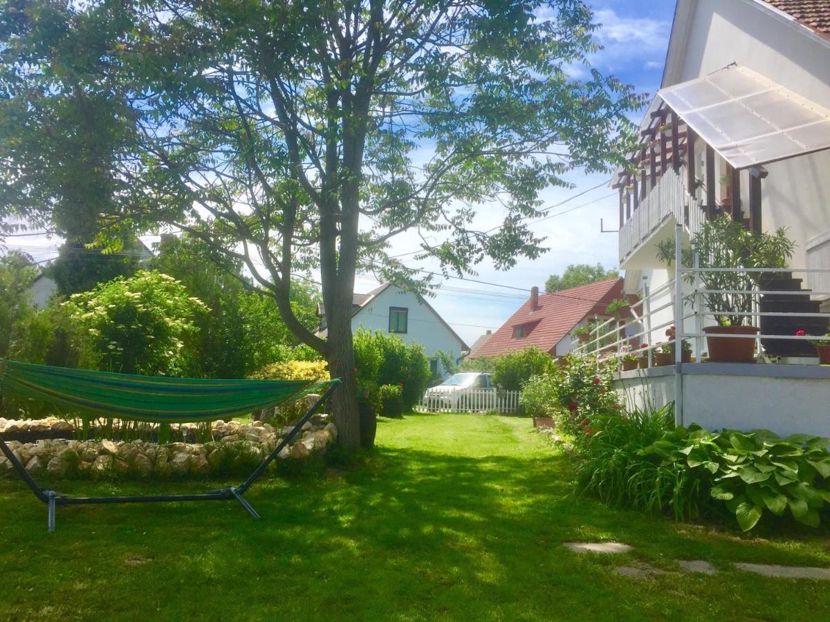 Lelle -kert Apartman 03 Balatonlelle Esterno foto