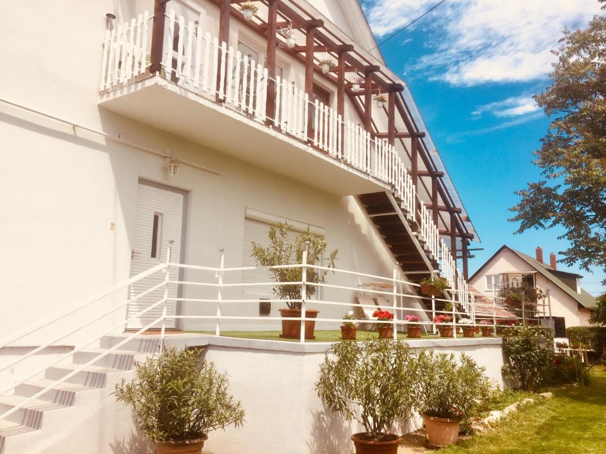 Lelle -kert Apartman 03 Balatonlelle Esterno foto